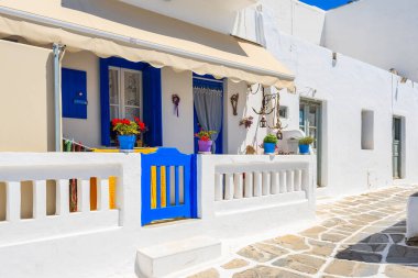 MYKONOS TOWN, GREECE - 15 Mayıs 2016: Güzel Mykonos kasabası, Cyclades adaları, Yunanistan 'daki tipik evlerin mavi kapısı ve pencereleri.
