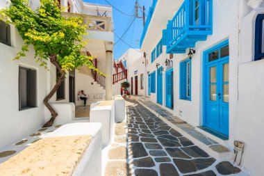 MYKONOS TOWN, GREECE - 15 Mayıs 2016: Güzel Mykonos kasabası, Cyclades adaları, Yunanistan 'da beyaz evleri olan dar bir sokak.