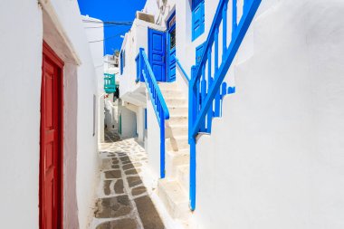 Yunanistan 'ın Kiklad Adaları' ndaki güzel Mykonos kasabasında beyazlatılmış bir cadde manzarası