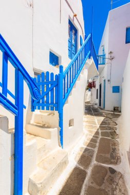 Beyaz ve mavi Yunan mimarisi, Kiklad adaları, Yunanistan 'ın güzel Mykonos kasabasının tipik caddesi