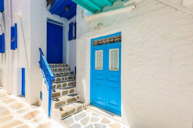 Güzel Mykonos kasabası, Cyclades adaları, Yunanistan sokaklarındaki tipik evlerin mavi kapı ve pencereleri