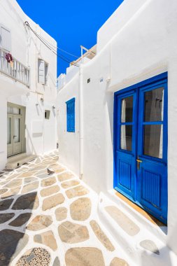 MYKONOS TOWN, GREECE - 15 Mayıs 2016: Güzel Mykonos kasabası, Cyclades adaları, Yunanistan 'daki tipik evlerin mavi kapısı ve pencereleri.