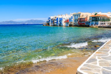 Arka planda küçük Venedik renkli evler, Mykonos, Cyclades adaları, Yunanistan