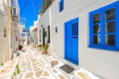 Yunanistan 'ın güzel Mykonos kasabası, Cyclades adalarının caddesinde mavi kapıları ve pencereleri olan tipik beyaz Yunan evleri