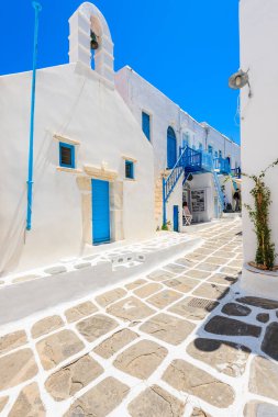 Yunanistan 'ın güzel Mykonos kasabası, Cyclades adaları, Yunanistan' da beyazlatılmış sokaktaki tipik Yunan kilisesi.