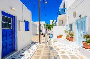 Yunanistan 'ın Mykonos Adası' ndaki Mykonos kasabasında beyaz evi olan tipik dar bir sokak.