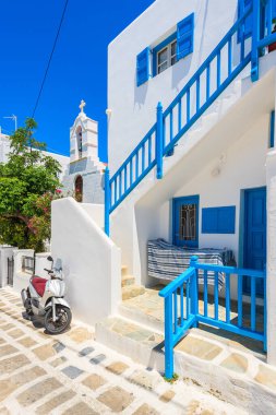MYKONOS TOWN, GREECE - 15 Mayıs 2016: Scooter Yunanistan 'ın Mykonos adasındaki Mykonos kasabasındaki tipik bir beyaz Yunan evinin önüne park etti.