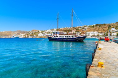 Geleneksel ahşap yelkenli teknesi Mykonos limanı, Cyclades adaları, Yunanistan