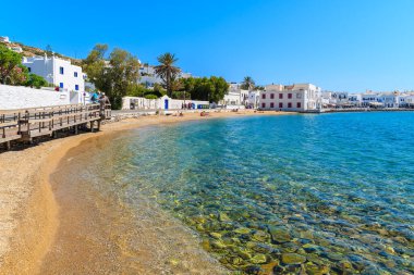 Yunanistan 'ın Mykonos adasındaki Mykonos limanında turkuaz deniz suyu bulunan güzel sahil manzarası