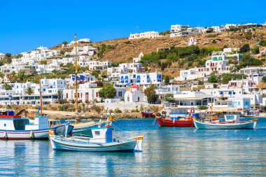 Mykonos limanı, Cyclades adaları ve Yunanistan 'daki balıkçı teknelerinin manzarası