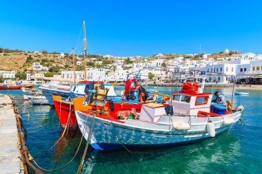MYKONOS PORT, GREECE - 16 Mayıs 2016: Mykonos limanında demirleyen balıkçı tekneleri, Cyclades adaları, Yunanistan.