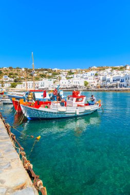 Mykonos Limanı, Mykonos Adası, Yunanistan 'da geleneksel balıkçı teknesi