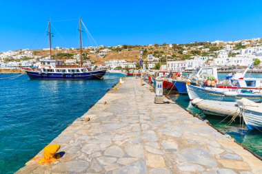 Yunanistan 'ın Kiklad Adaları' ndaki Mykonos limanındaki iskeleye demirleyen tekneler