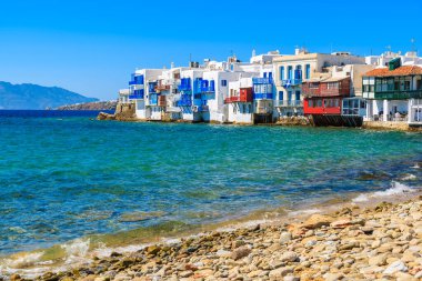 Yunanistan 'ın Mykonos şehrinin küçük Venedik bölgesinin güzel plaj manzarası ve renkli evleri