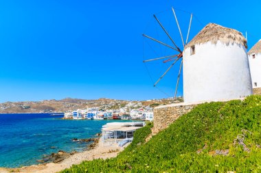 Mykonos limanı, Kiklad adaları, Yunanistan 'a bakan geleneksel beyaz yel değirmeni
