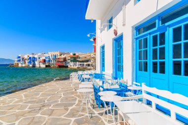 Yunanistan 'ın Mykonos adasındaki Mykonos kasabasının bir parçası olan Küçük Venedik' teki tipik Yunan tavernası