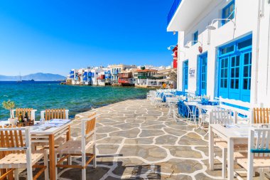 MYKONOS ISLAND, GREECE - 16 Mayıs 2016: Yunanistan 'ın Mykonos adasındaki Mykonos kasabasının bir parçası olan Little Venice' deki Tipik Yunan tavernası.