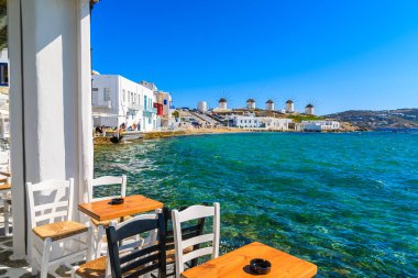 Mykonos, Cyclades adaları, Yunanistan 'daki tipik meyhanelerden rüzgar değirmenleri manzarası