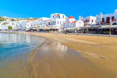 MYKONOS PORT, GREECE - 16 Mayıs 2016: Yunanistan 'ın Mykonos adasındaki Mykonos kasabasındaki güzel plaj ve restoranların manzarası.