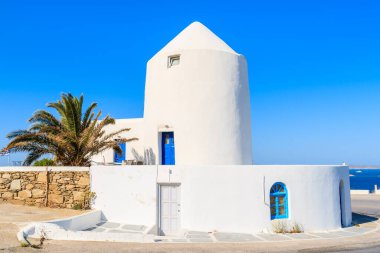 Yunanistan 'ın Mykonos limanına giden yol boyunca beyaz yel değirmeni