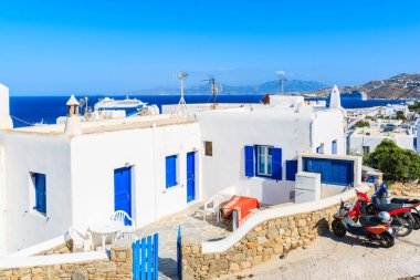 Yunanistan 'ın güzel Mykonos kasabası Cyclades adalarında mavi pencereli tipik beyaz Yunan evleri