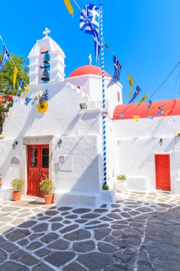 MYKONOS ISLAND, GREECE - 17 Mayıs 2016: Güzel Mykonos kasabası, Cyclades adaları, Yunanistan 'da beyazlatılmış caddedeki kilise binası.