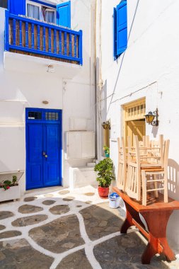 Yunanistan 'ın Mykonos kentinde beyaz evleri olan tipik bir sokak