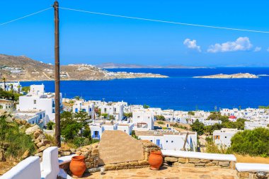 Mykonos kent ve mavi deniz manzarası, Cyclades adaları, Yunanistan