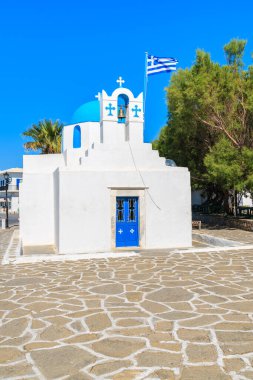 Yunanistan 'ın Parikia kentindeki Paros adasındaki beyaz kilise