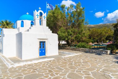 Yunanistan 'ın Parikia kentindeki Paros adasındaki beyaz kilise