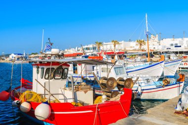 Naoussa limanında balıkçı tekneleri, Paros adası, Yunanistan