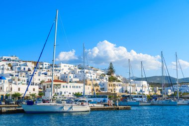 NAOUSSA TOWN, PAROS ISLAND - 17 Mayıs 2016: Naoussa kasabasının beyaz evleri ve Yunanistan 'ın Paros adasında yelkenli tekneleri.