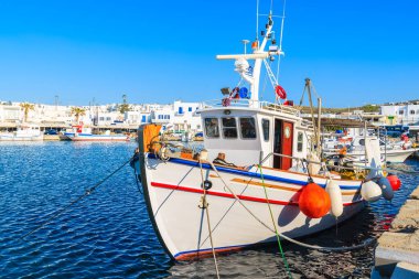 Naoussa limanında balıkçı teknesi, Paros adası, Yunanistan