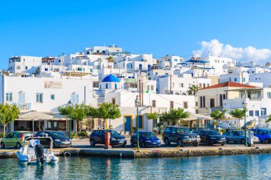 NAOUSSA TOWN, PAROS ISLAND - 17 Mayıs 2016: Yunanistan 'ın Paros adasındaki Naoussa kasabasının beyaz evleri.