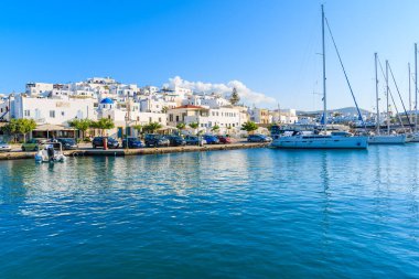NAOUSSA TOWN, PAROS ISLAND - 17 Mayıs 2016: Yunanistan 'ın Paros adasındaki Naoussa limanının beyaz evleri ve yelkenli tekneleri.