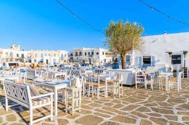 Naoussa limanı, Paros adası, Yunanistan 'da meyhaneli masalar