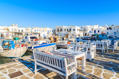 Naoussa limanı, Paros Adası, Yunanistan 'daki tipik Yunan tavernası masaları