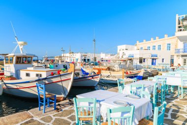 Naoussa limanı, Paros Adası, Yunanistan 'daki tipik Yunan tavernası masaları
