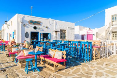 NAOUSSA TOWN, PAROS ISLAND - 17 Mayıs 2016: Yunanistan 'ın Paros adasındaki Naoussa limanındaki Yunan tavernasında akşam yemeği yiyen insanlar.