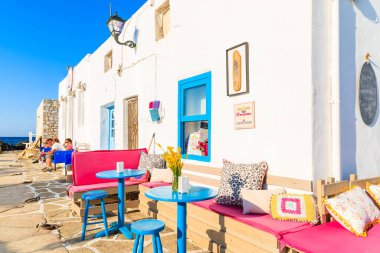 NAOUSSA TOWN, PAROS ISLAND - 17 Mayıs 2016: Yunanistan 'ın Paros adasındaki Naoussa limanındaki renkli Yunan tavernası.
