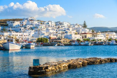 Günbatımında Naoussa kasabasındaki geleneksel balıkçılık limanı, Paros Adası, Yunanistan