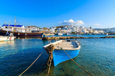 Günbatımında Naoussa limanında geleneksel beyaz ve mavi renkli Yunan balıkçı teknesi, Yunanistan 'ın Paros adası