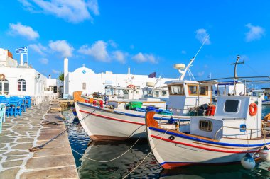 Naoussa limanı, Paros adası, Kiklad, Yunanistan 'daki tipik balıkçı tekneleri