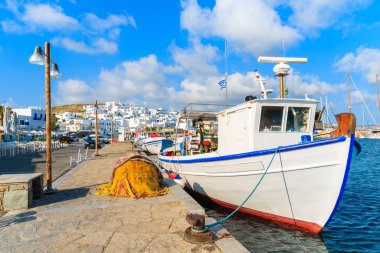 Naoussa limanındaki tipik balıkçı tekneleri, Paros adası, Yunanistan