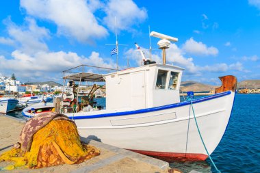 Naoussa limanındaki tipik beyaz balıkçı teknesi, Paros Adası, Yunanistan