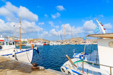 Naoussa limanındaki tipik beyaz balıkçı tekneleri, Paros adası, Yunanistan