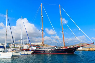 Yunanistan 'ın Paros adasındaki Naoussa limanında demirleyen lüks yat tekneleri