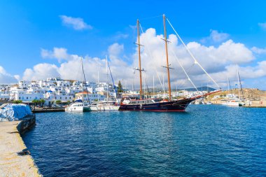 Naoussa limanı, Paros adası, Cyclades, Yunanistan 'da yelkenli tekneleri