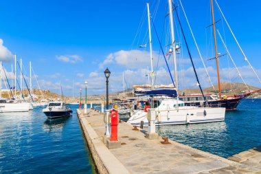 NAOUSSA PORT, PAROS ISLAND - 18 Mayıs 2016: Yunanistan 'ın Paros adasındaki Naoussa limanında demirleyen katamaran ve yat tekneleri.