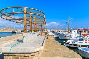 Yunanistan 'ın Paros adasındaki Naoussa limanında balık ve geleneksel balıkçı tekneleri satan istasyon